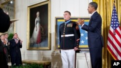 奥巴马总统在白宫把荣誉勋章授予如今已是中士的海军陆战队员迈尔