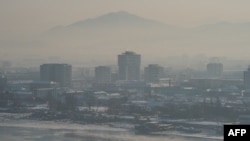 중국 단동에서 압록강 너머로 바라본 북한 신의주. (자료사진)