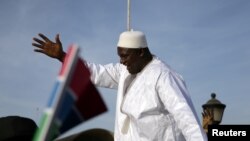 Le président gambien Adama Barrow salue ses partisans à son retour de Dakar, à Banjul, Gambie, 26 janvier 2017.