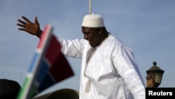 Le président gambien Adama Barrow salue ses partisans à son retour de Dakar, à Banjul, Gambie, 26 janvier 2017.