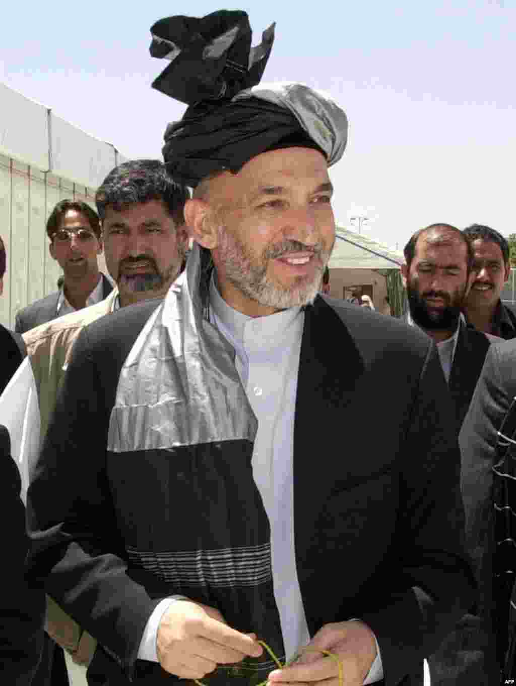 Tháng 6 năm 2002: Đại Hội Đồng loya jirga bầu ông Hamid Karzai đứng đầu chính quyền chuyển tiếp Afghanistan. Hội đồng này soạn một hiến pháp mới và tiến tới những cuộc bầu cử trong vòng 18 tháng.