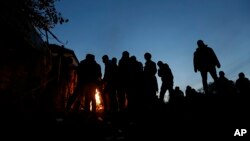 Des migrants à l’entrée d’un camp de refugies à Spielfeld, en Autriche, le 25 octobre 2015