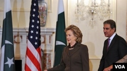 Menlu AS Hillary Clinton dan Menlu Pakistan Mahmood Qureshi saat akan memulai dialog bilateral di kantor Deplu AS di Washington hari ini.