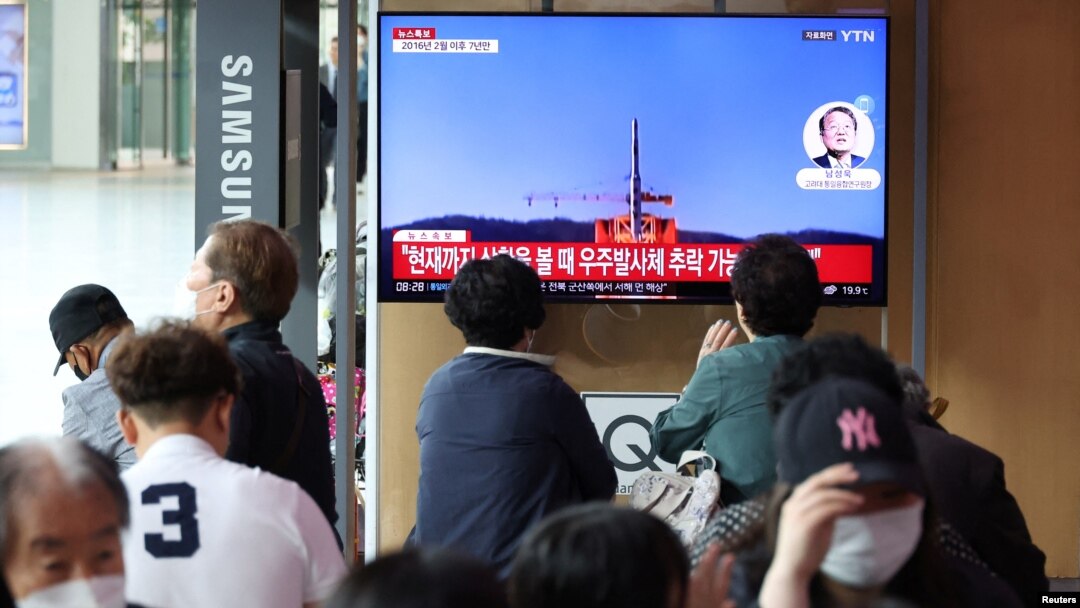 Stanovnici Seula prate na TV ekranima sjevernokorejsko lansiranje satelita. (Foto: REUTERS/Kim Hong-Ji)