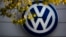 Arhiva - Znak kompanije Folksvagen na sedištu u Berlinu, 5. oktobra 2015.