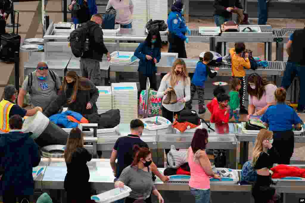 미국 덴버 국제공항에서 마스크를 쓴 승객들이 보안 검색대를 통과하고 있다. 