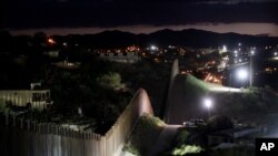 Zid na granici SAD i Meksika, snimljen u julu 2012. u Nogalesu, Arizoni. Predsednik Meksika najavio je da želi da proširi partnerstvo sa SAD u ratu protiv narkotika. 