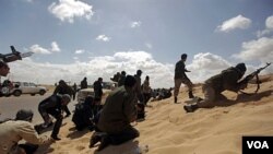 Tentara pemberontak Libya harus mundur dari Ajdabiya akibat gempuran pasukan pro-Gaddafi.