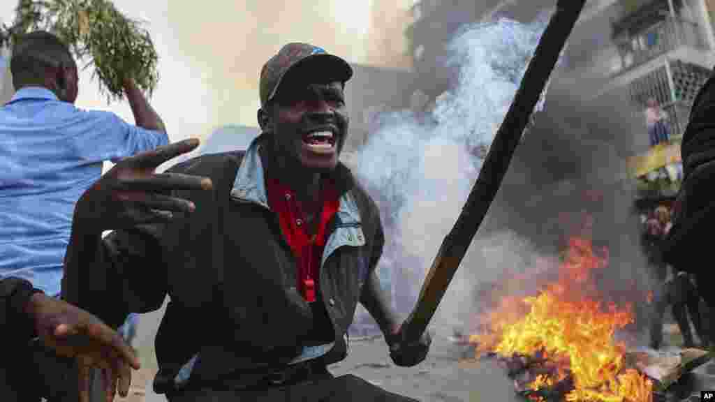 Les habitants de Mathare à Nairobi, manifestent en faveur de Raila Odinga candidat de l&#39;opposition au Kenya, le 9 août 2017