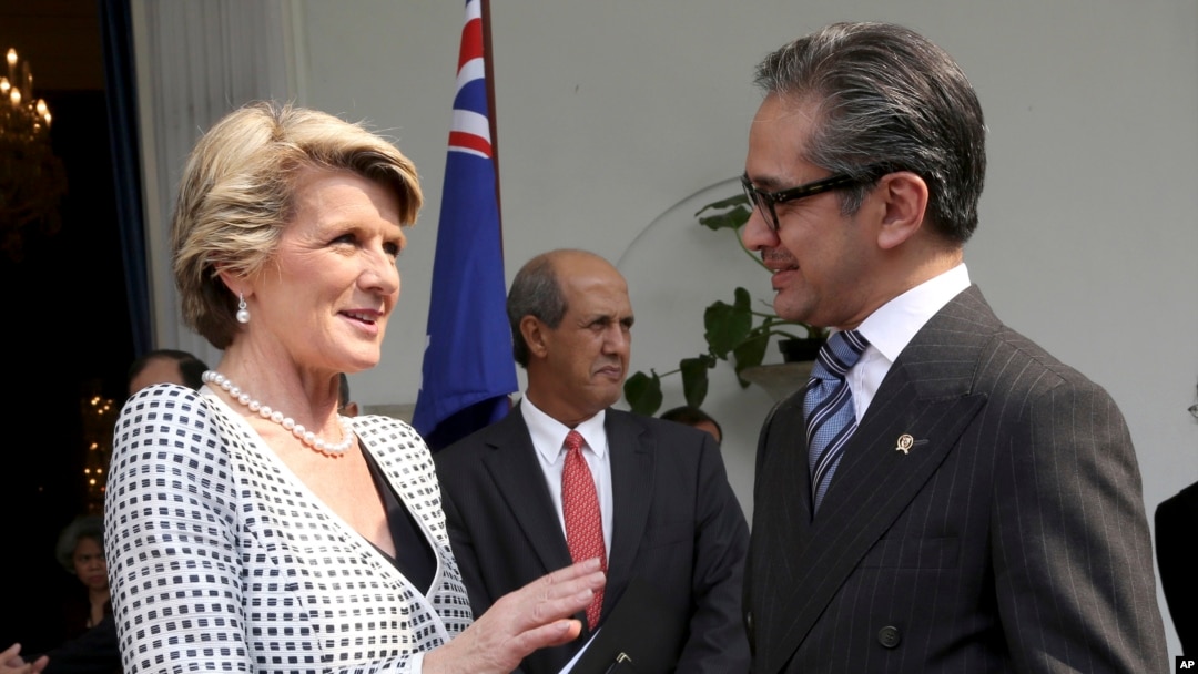 Australian Foreign Minister Julie Bishop, left, talks with her Indonesian counterpart Marty Natalegawa after their meeting in Jakarta, Indonesia, Dec. 5 2013.