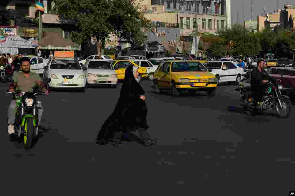 میدان انقلاب در شهر تهران، پایتخت ایران