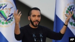 ARCHIVO - El presidente de El Salvador, Nayib Bukele, pronuncia un discurso durante la inauguración de un centro de datos industrial en Ciudad Arce, El Salvador, el 16 de julio de 2024. (Foto AP.