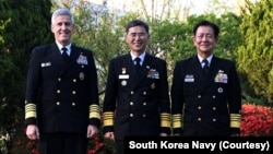 스티븐 쾰러 미국 태평양함대사령관(사진 왼쪽)과 김경률 한국 해군참모총장(사진 가운데), 사이토 아키라 일본 해상자위대 해상막료장이 15일 서울에서 환영 만찬에 모여 기념 촬영을 하고 있다.