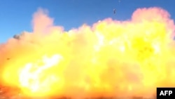 Roket protipe Starship SN8 milik SpaceX meledak saat mendarat di fasilitas perusahaan Boca Chica, Texas selama percobaan peluncuran di ketinggian pada 9 Desember 2020. (Foto: via AFP)