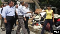 Prezidan Obama vizite vil Paterson, kote li bay popilasyon an espwa gouvènman pral ede yo aprè gwo dega Siklòn Irèn koze nan rejyon an
