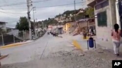 Debri nan lavi vil Bagua nan Pewou apre tranbleman te a, Dimanch 28 Nov. 2021. 
