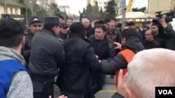 Polis MSK-nın qarşısında deputatlığıa namizədləri tutur