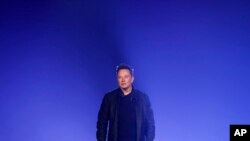 ARCHIVO - El director general de Tesla, Elon Musk, presenta la Cybertruck en el estudio de diseño de la empresa en Hawthorne, EEUU, en noviembre de 2019.