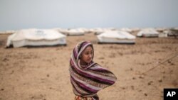 Dalam foto 19 Mei 2015, Ashwaq berdiri di luar tenda keluarganya di kamp pengungsi Markaze di Obock, utara Djibouti. Ribuan warga Yemen melarikan diri dari perang saudara di negaranya ke Djibouti.