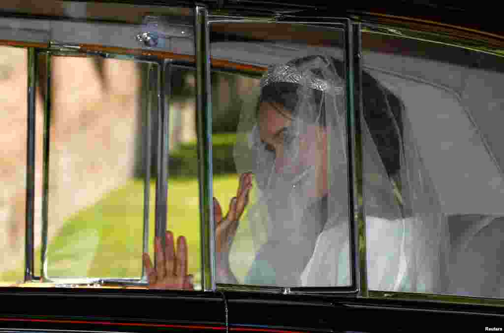 Meghan Markle meninggalkan Hotel Cliveden House menuju lokasi pernikahannya dengan Pangeran Harry, di Kapel Santo George, Istana Windsor, 19 Mei 2018.