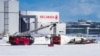 Kendaraan dari tim tanggap darurat berrada di dekat pesawat Delta Air Lines yang mendarat terbalik di Bandaran Internasional Toronto Pearson di Mississauga, Ontario, Kanada, pada 17 Februari 2025. (Foto: Reuters/Arlyn McAdorey)