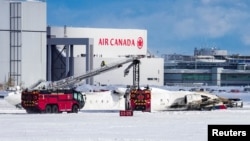 Kendaraan dari tim tanggap darurat berrada di dekat pesawat Delta Air Lines yang mendarat terbalik di Bandaran Internasional Toronto Pearson di Mississauga, Ontario, Kanada, pada 17 Februari 2025. (Foto: Reuters/Arlyn McAdorey)