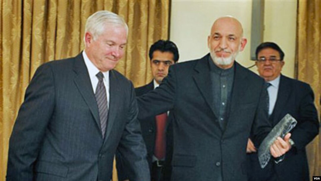 Menhan AS Robert Gates (kiri) bersama Presiden Afghanistan Hamid Karzai di Kabul, Rabu 8 Desember 2010.