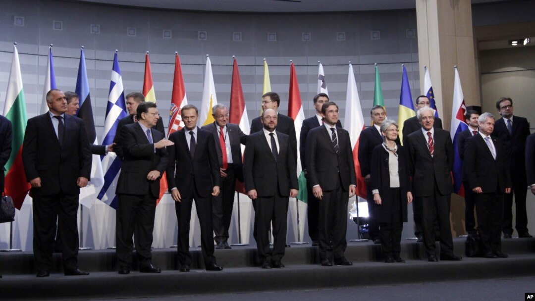 Članovi grupe Prijatelji kohezije poziraju pred sastanak Evropskog parlamenta u Briselu 13. novembra 2011.