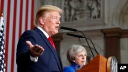 Ông Trump tại cuộc họp báo với thủ tướng Anh, Theresa May, 4 tháng Sáu, 2019.