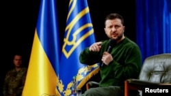 El presidente de Ucrania, Volodymyr Zelenskyy, habla durante un foro al cumplirse dos años de la invasión Rusia a su país. En Kiev, el 25 de febrero de 2024.