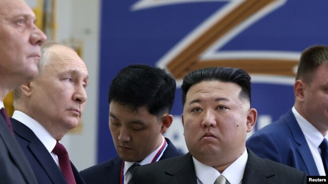 Görüşmeye ilişkin yayınlanan görüntüde, Putin'in Kim'e tesisi gezdirdiği görülüyor