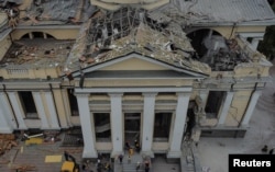 ຮູບ​ທີ່​ສະ​ແດງ​ໃຫ້​ເຫັນພະວິຫານແທຣນສ໌ຟິວກູເຣຊັ່ນ (Transfiguration Cathedral) ໄດ້​ຮັບ​ຄວາມ​ເສຍ​ຫາຍ ຈາກການ​ໂຈມ​ຕີ​ດ້ວຍລູກ​ສອນ​ໄຟ​ຂອງ​ຣັດ​ເຊຍ ທີ່​ເມືອງ​ໂອ​ເດ​ຊາ ເມື່ອ​ວັນ​ທີ 23 ກໍ​ລະ​ກົດ 2023. (Yan Dobronosov/Reuters)