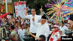 Pasangan nomor urut 01 Joko Widodo dan Ma'ruf Amin saat berkampanye di Tangerang, Banten, Minggu, 7 April 2019. (Foto: Reuters/Willy Kurniawan)