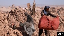 زلزله‌های اخیر در غرب افغانستان برخی روستاها را با خاک یکسان کرده است. 