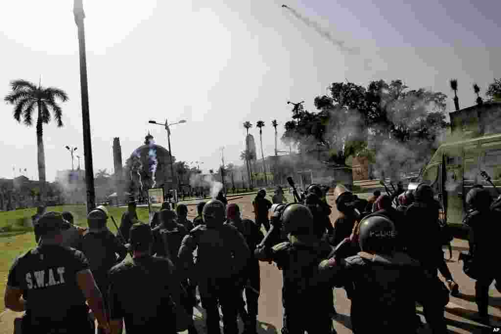 Polisi anti-huru-hara menembakkan gas air mata dalam bentrokan di luar Cairo University di Giza, Mesir (26/3).&nbsp;(AP/Ahmed Abdel Fattah, El Shorouk)