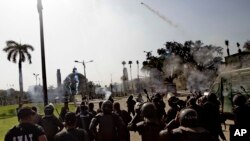 Picha ya Maktaba, polisi wakizuia maandamano Cairo, Misri.