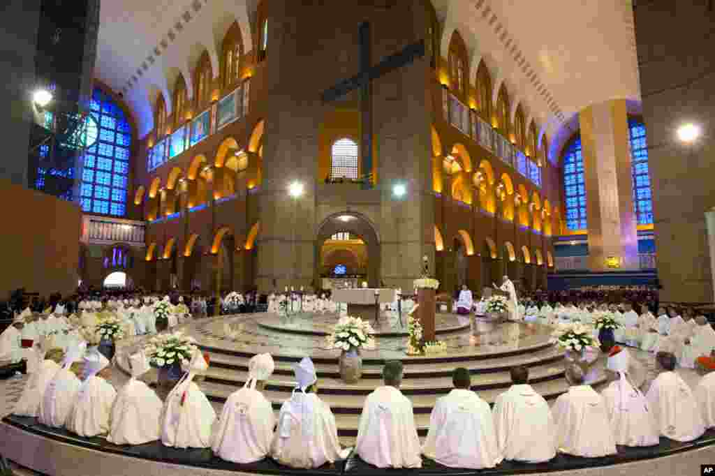 Para anggota keuskupan mendengarkan misa dari Paus Fransiskus di dalam Basilika Aparecida, Brazil (24/7). (AP/Felipe Dana)