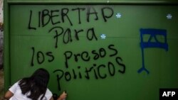 Estudiantes universitarios protestan exigiendo al gobierno del presidente nicaragüense Daniel Ortega la liberación de presos políticos en Managua, el 3 de febrero de 2020.