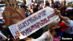 Una maestra sostiene un cartel durante una protesta contra la corrupción y por mejores salarios en Caracas, Venezuela, el 22 de marzo de 2023. REUTERS/Leonardo Fernández Viloría