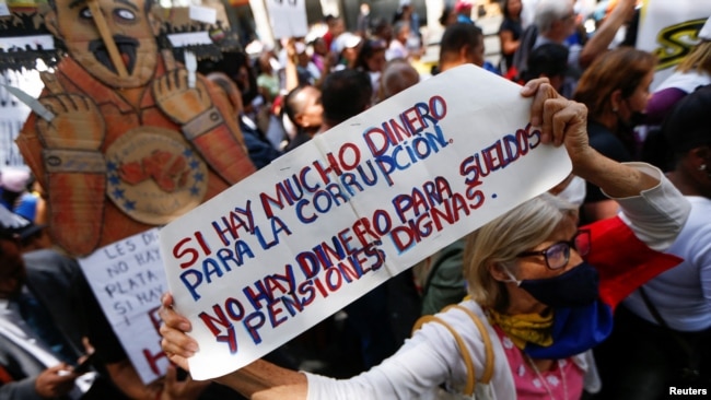 Una maestra sostiene un cartel durante una protesta contra la corrupción y por mejores salarios en Caracas, Venezuela, el 22 de marzo de 2023. REUTERS/Leonardo Fernández Viloría