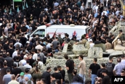 Una ambulancia llega después de que se reportara la explosión de un dispositivo durante el funeral de las personas que murieron cuando cientos de dispositivos buscapersonas explotaron en los suburbios del sur de Beirut el 18 de septiembre de 2024. (Foto Fadel ITANI / AFP)