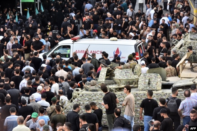 Una ambulancia llega después de que se reportara la explosión de un dispositivo durante el funeral de las personas que murieron cuando cientos de dispositivos buscapersonas explotaron en los suburbios del sur de Beirut el 18 de septiembre de 2024. (Foto Fadel ITANI / AFP)