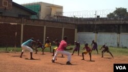 A capoeira instructor teaches orphans the proper techniques of the martial art inside the Fundation Voix du Coeur orphanage in Bangui, April 20, 2017. (Z. Baddorf/VOA)