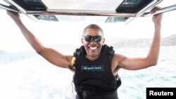 El expresidente Obama surfea a vela con el multimillonario Richard Branson, en Islas Vírgenes.