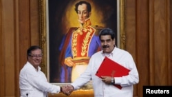 Los presidentes de Colombia, Gustavo Petro, a la izquierda, y de Venezuela, Nicolás Maduro, se estrechan la mano al encontrarse en el Palacio de Miraflores, en Caracas, el 1 de noviembre de 2022.