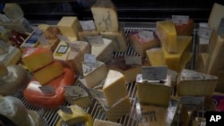 2022年3月15日，美國加州洛杉磯一家奶酪店陳列的各種奶酪。（美聯社照片）