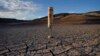 Una boya permanece estática el 8 de junio de 2022 en lo que hoy es el fondo seco de una parte del lago Mead, en la Zona Recreativa Nacional del Lago Mead, cerca de Boulder City, Nevada. (Foto John Locher / AP)