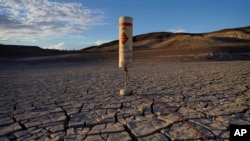 Una boya permanece estática el 8 de junio de 2022 en lo que hoy es el fondo seco de una parte del lago Mead, en la Zona Recreativa Nacional del Lago Mead, cerca de Boulder City, Nevada. (Foto John Locher / AP)