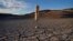 Una boya permanece estática el 8 de junio de 2022 en lo que hoy es el fondo seco de una parte del lago Mead, en la Zona Recreativa Nacional del Lago Mead, cerca de Boulder City, Nevada. (Foto John Locher / AP)