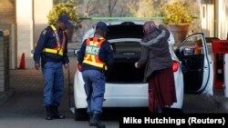 La police fouille une voiture à Pretoria, Afrique du Sud, 24 juin 2103.